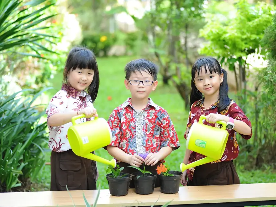Atelier jardinage et nature pour enfants : potager et abeilles