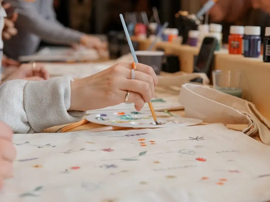 Atelier de personnalisation d'objets : tote bag, mug et textile