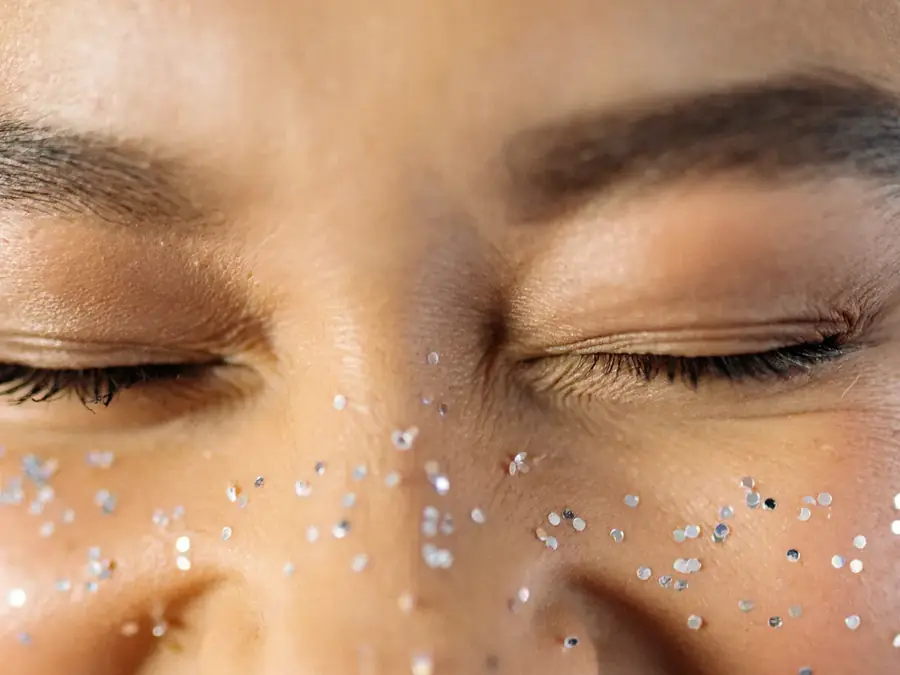 Bar à paillettes : maquillage scintillant