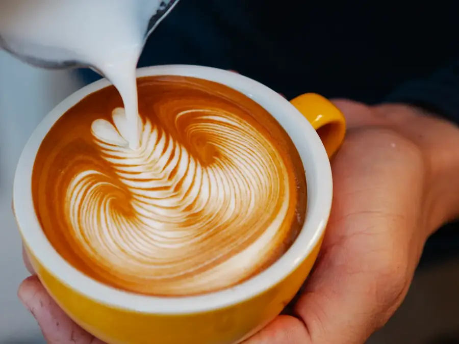 Barista et corner café avec latte art