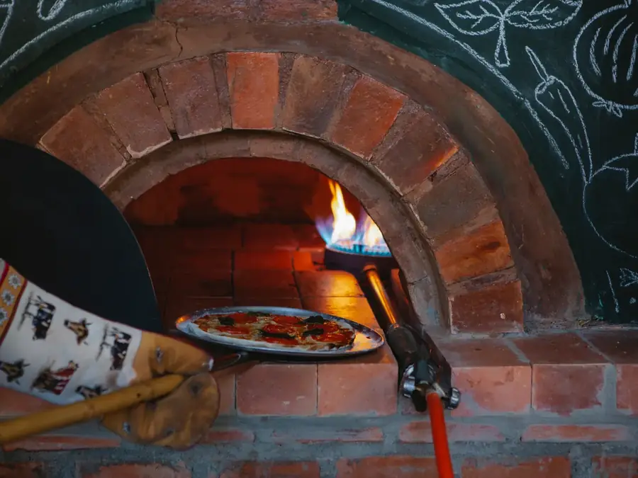 Camion pizza et four à pizza au feu de bois