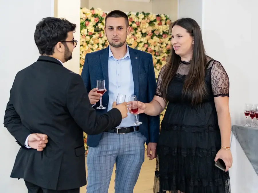 Comédien infiltré parmi les invités