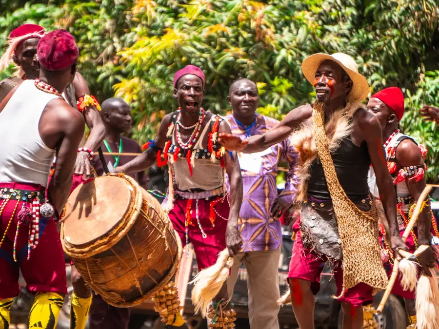 Danseurs africains : danse africaine et percussions