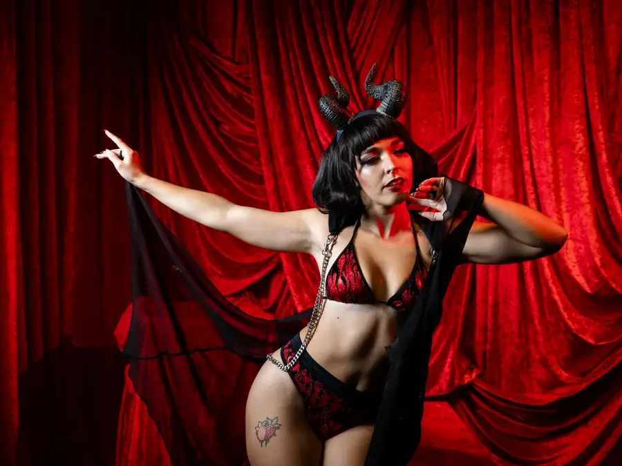 Effeuillage burlesque et numéro de cabaret burlesque
