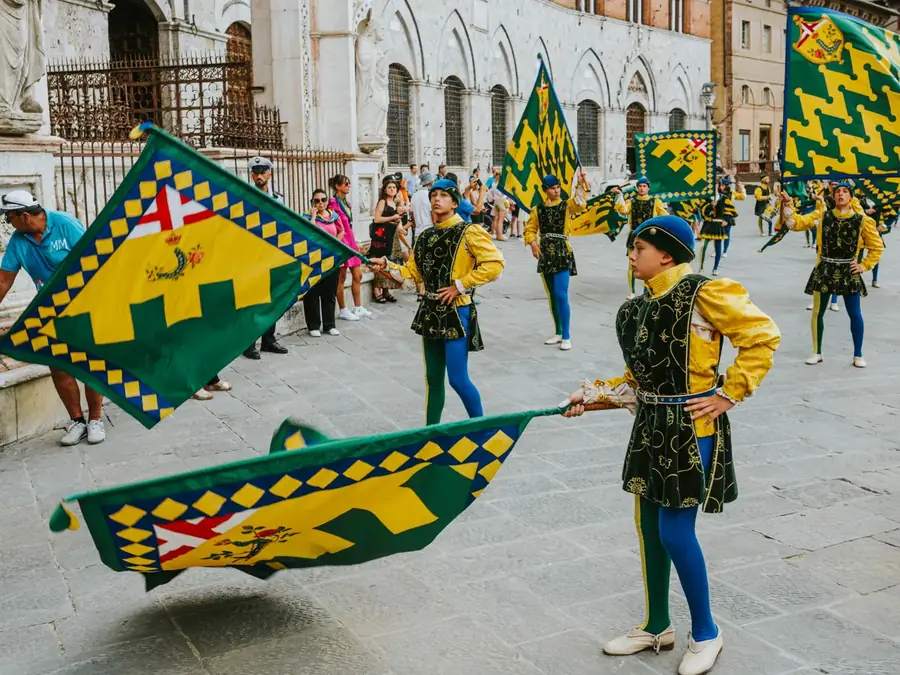 Lanceurs de drapeaux : drapeaux, tambours et trompettes