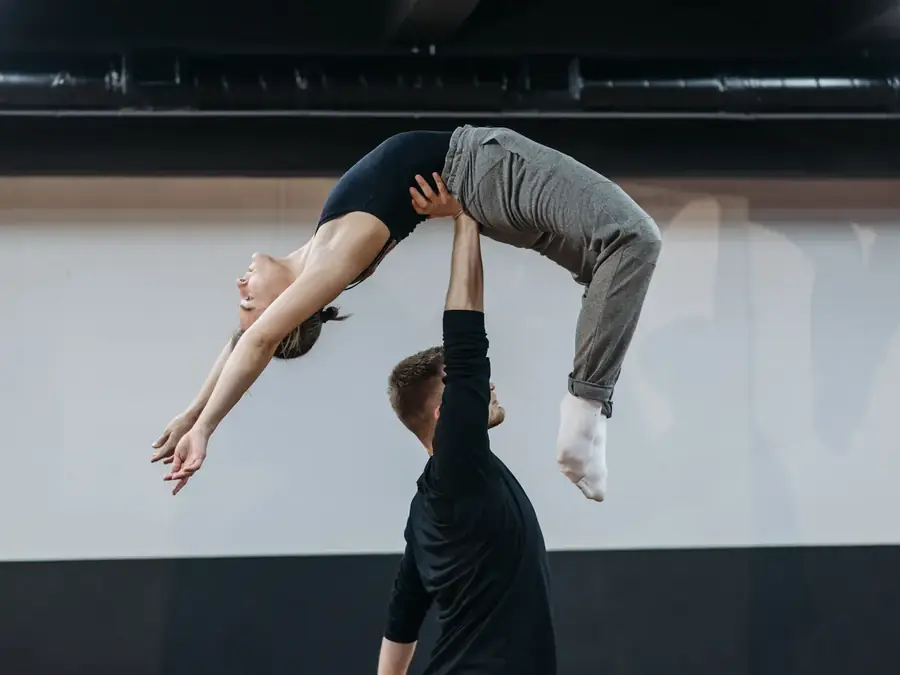 Main à main, portés acrobatiques et équilibre sur les mains