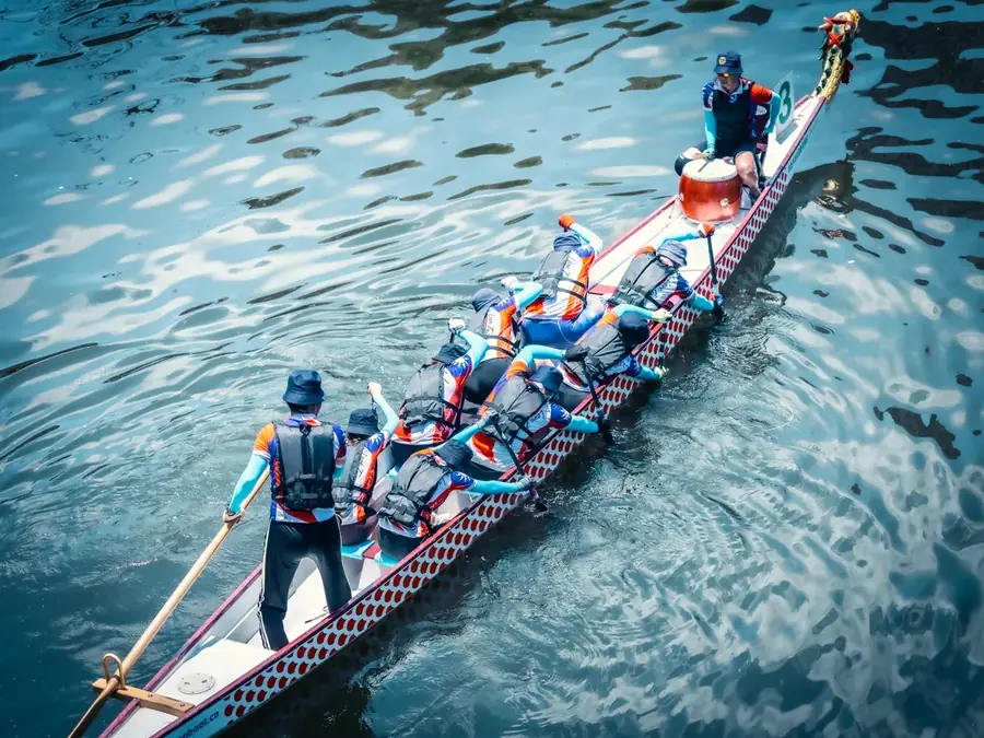 Team building nautique : bateau-dragon et rallye en bateaux électriques