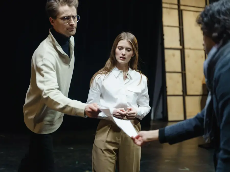 Théâtre d'entreprise : saynètes sur mesure et théâtre enquête