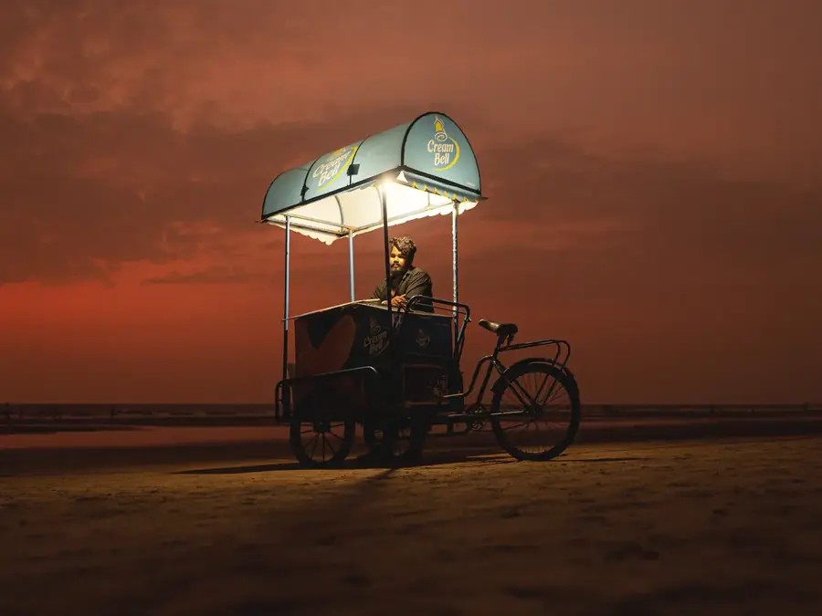 Bar mobile vintage : triporteur, voiture ancienne et bar ambulant