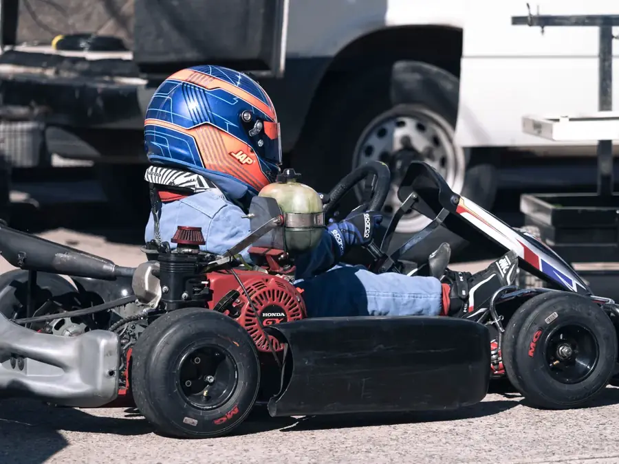 Jeux roulants pour enfants : karts à pédales, poneys cycles, petits bolides