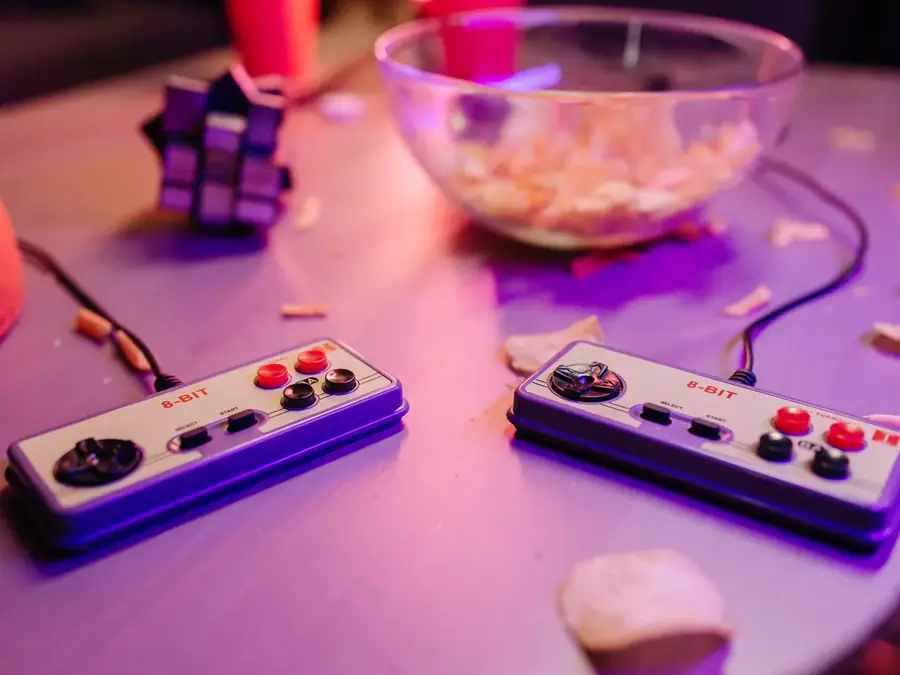 Table d'arcade rétro : le jeu vidéo des débuts, verre en main