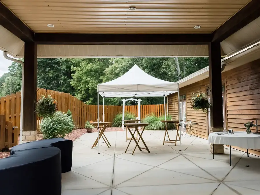 Tables rondes et mange-debout